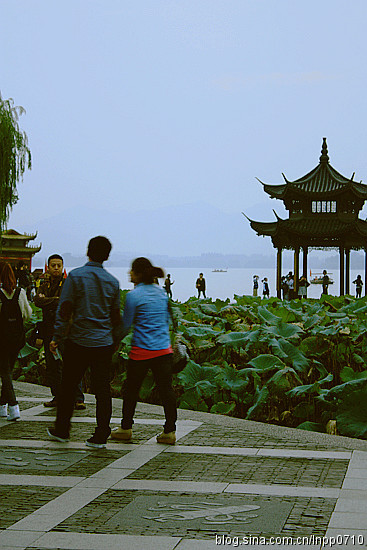 水是西湖云是天，踏遍红尘路，结伴水云间