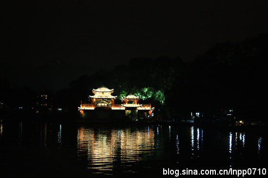 水是西湖云是天，踏遍红尘路，结伴水云间