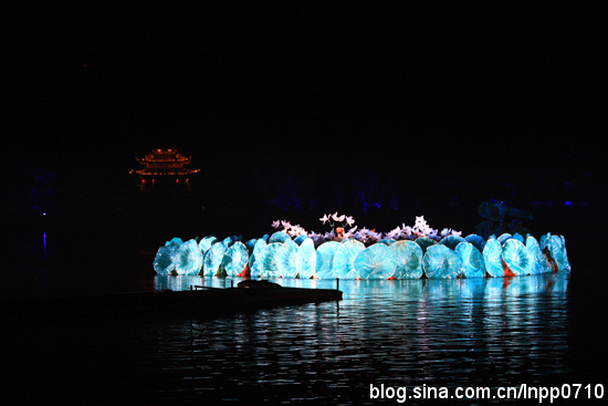 水是西湖云是天，踏遍红尘路，结伴水云间