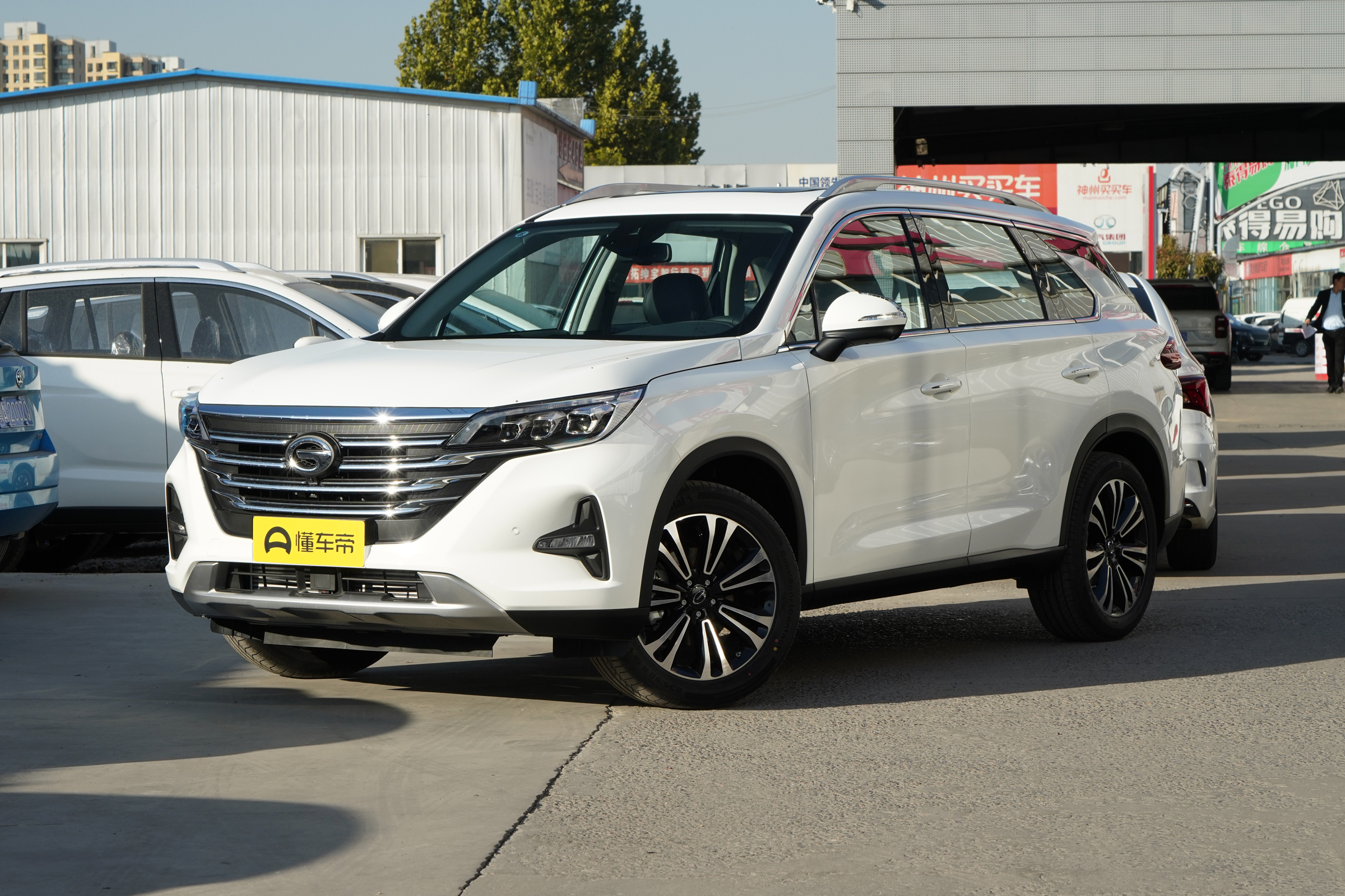 首先来看外观,传祺gs5外观造型优雅,精致而时尚,在同级车中相当有竞争