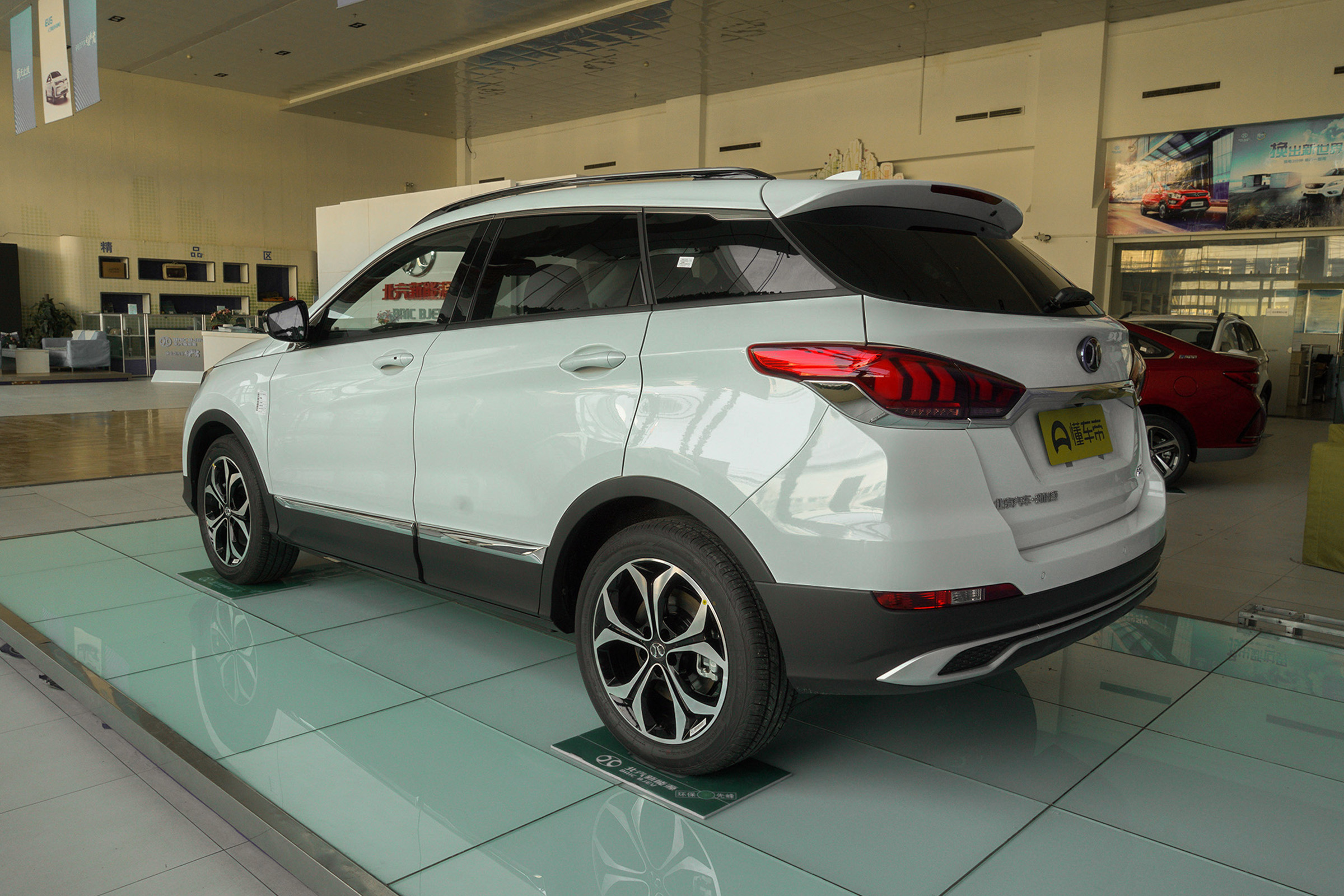 北汽新能源ex5上市,补贴后售16.99~19.99万