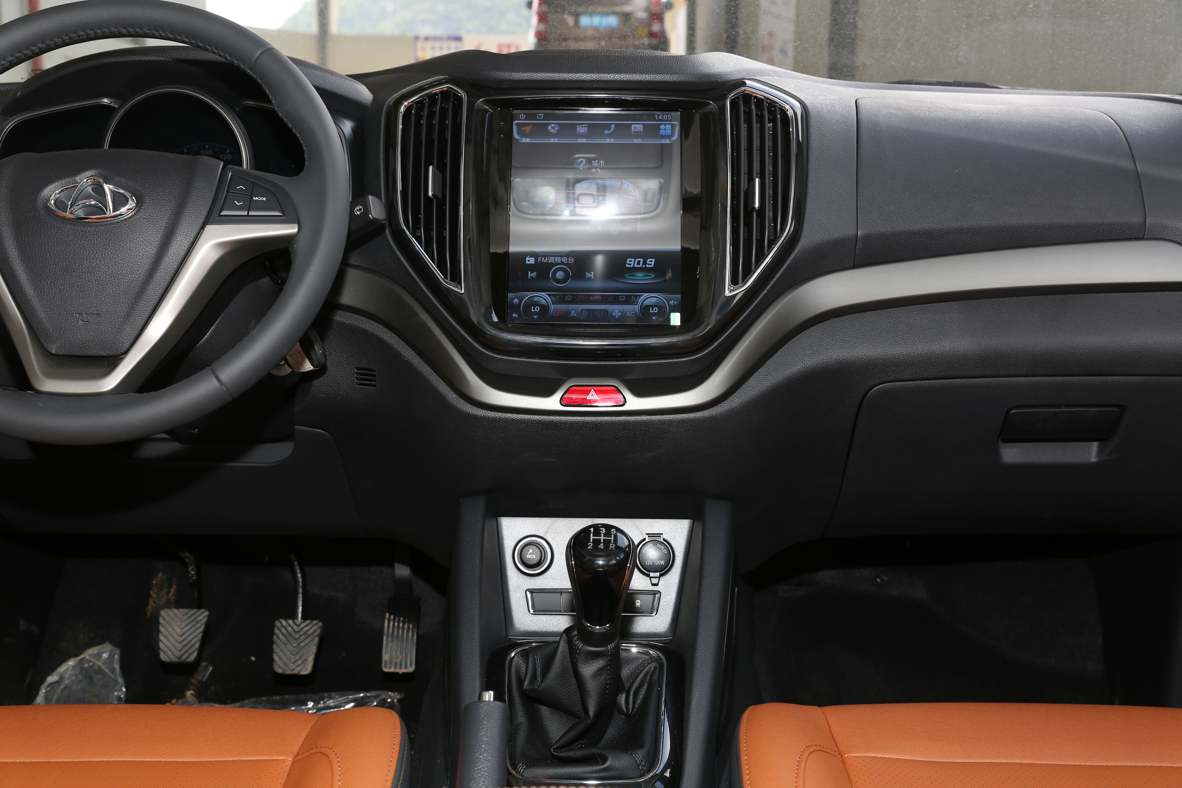 长安cx70的内饰布局简约大方,设计也符合年轻人的审美,中控按键的位置