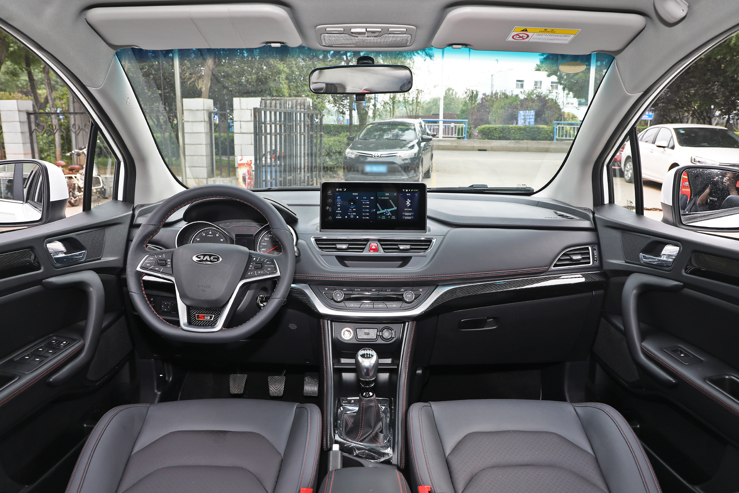 瑞风s3的内饰布局简约大方,设计也符合年轻人的审美,中控按键的位置