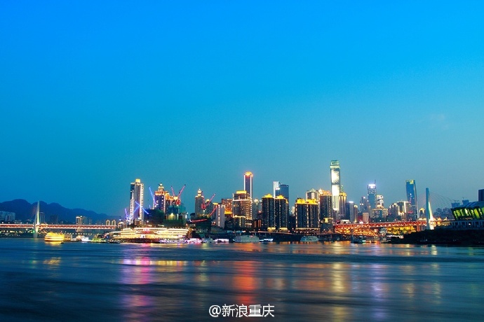 重慶濱江路的夜景優美句子