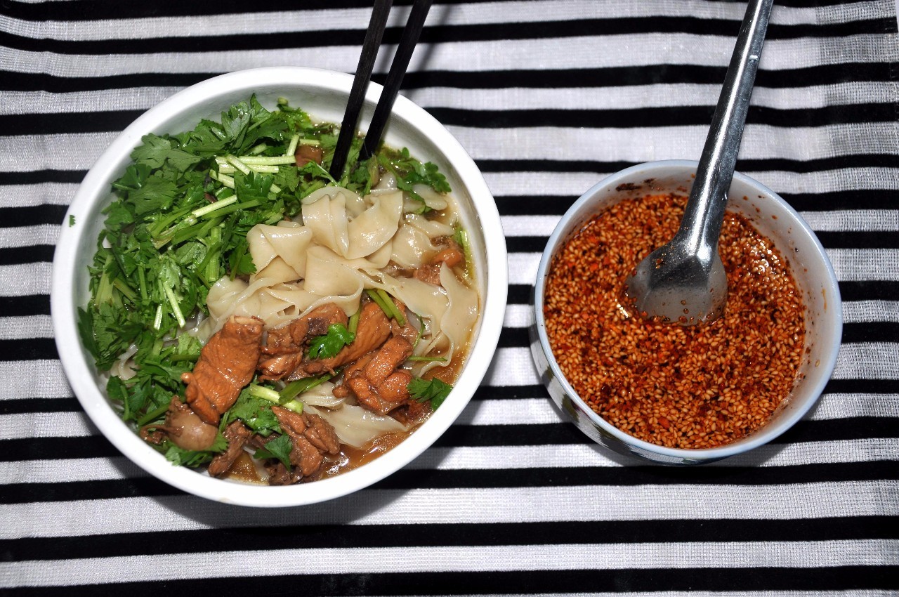 一碗销魂的香辣鸡汁刀削面