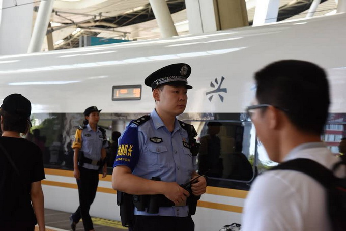 国庆节前北京各火车站加大安检力度 指甲油、发胶等禁止带上车