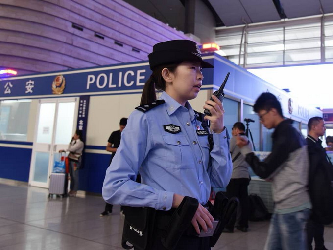 国庆节前北京各火车站加大安检力度 指甲油、发胶等禁止带上车