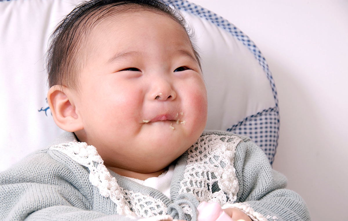 婴儿奶粉喂食量（6个月宝宝在吃母乳的情况下）