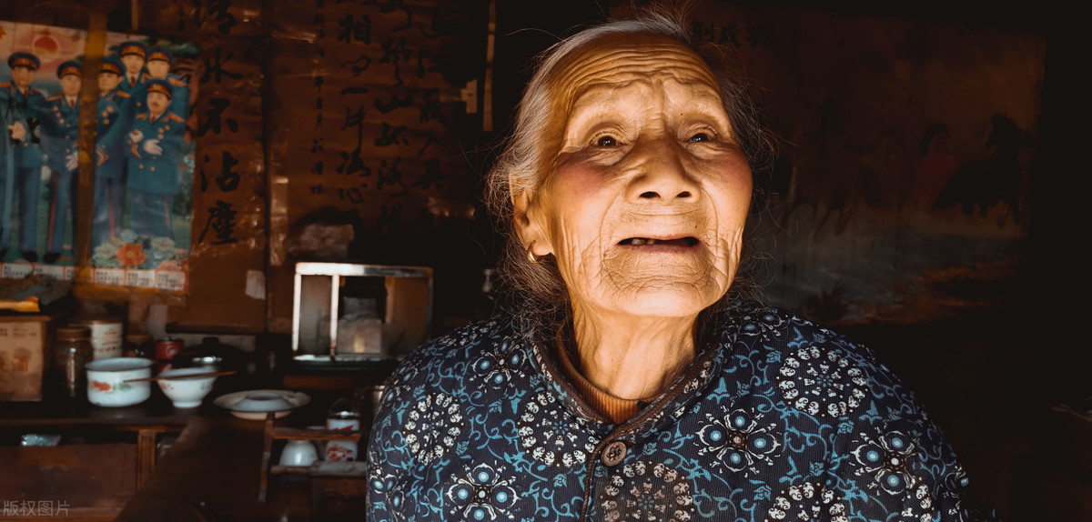 96岁长寿奶奶，被5个儿女抢着养老，是因为乐观的她具备这3种品质