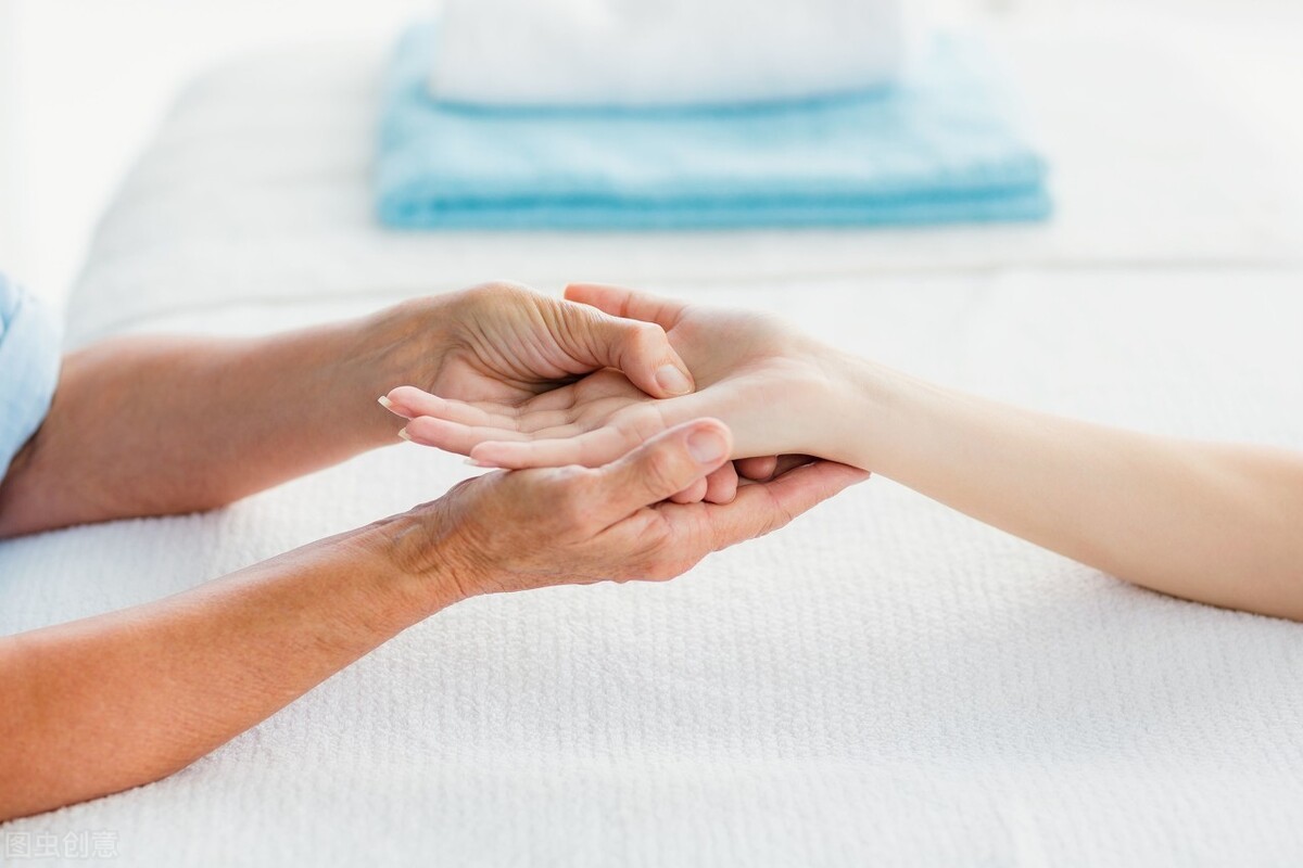 手掌脱皮是什么原因引起的，这5种皮肤病在作怪？