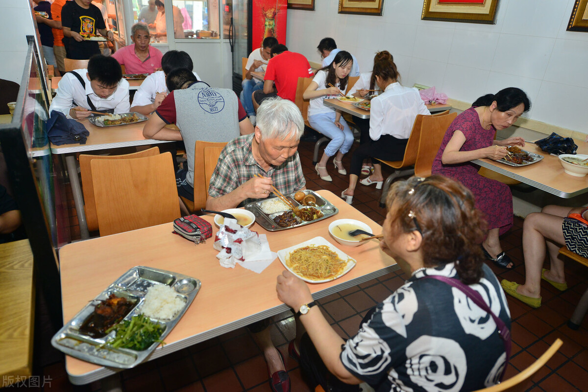 广东老板开快餐店，开业先“免费”，年收100万，高手的生意经