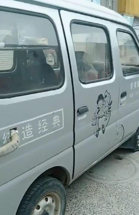 偶遇一辆长安之星，车尾挂着一台空调外机，网友：这车配置很高