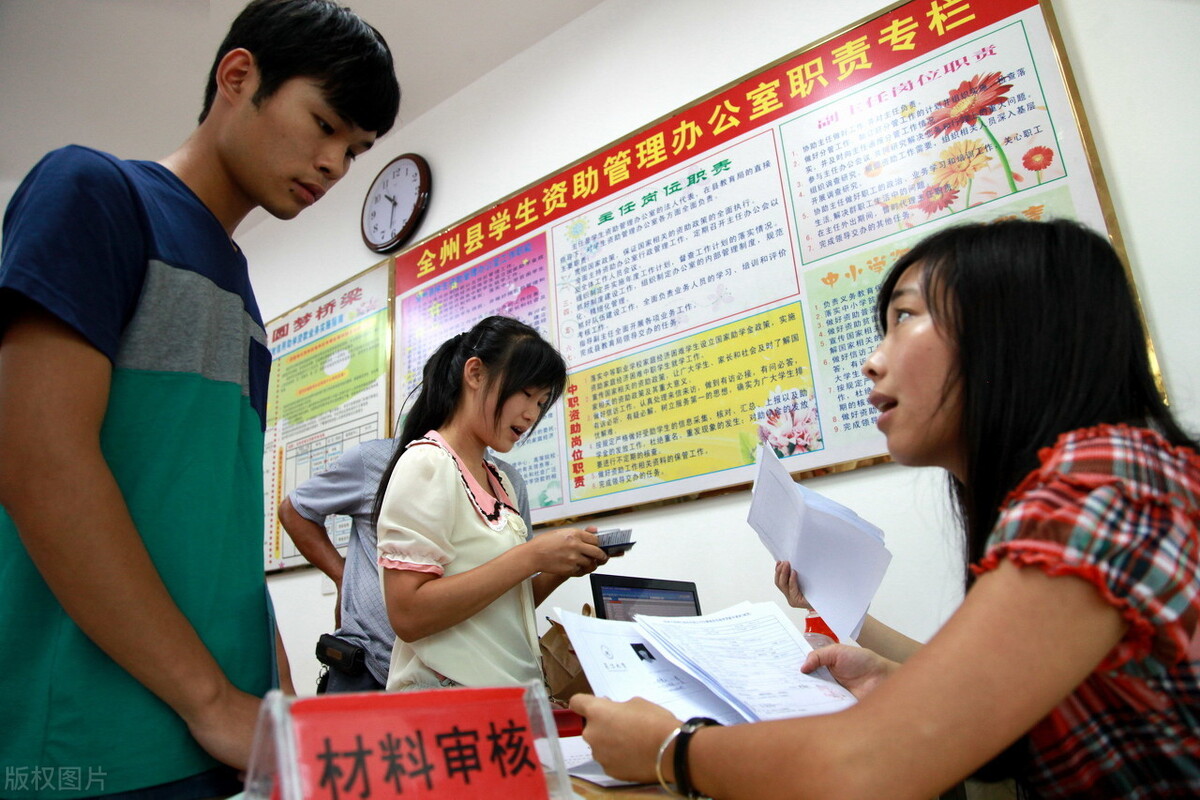贫困生证明范文,村委会开具贫困生证明范文