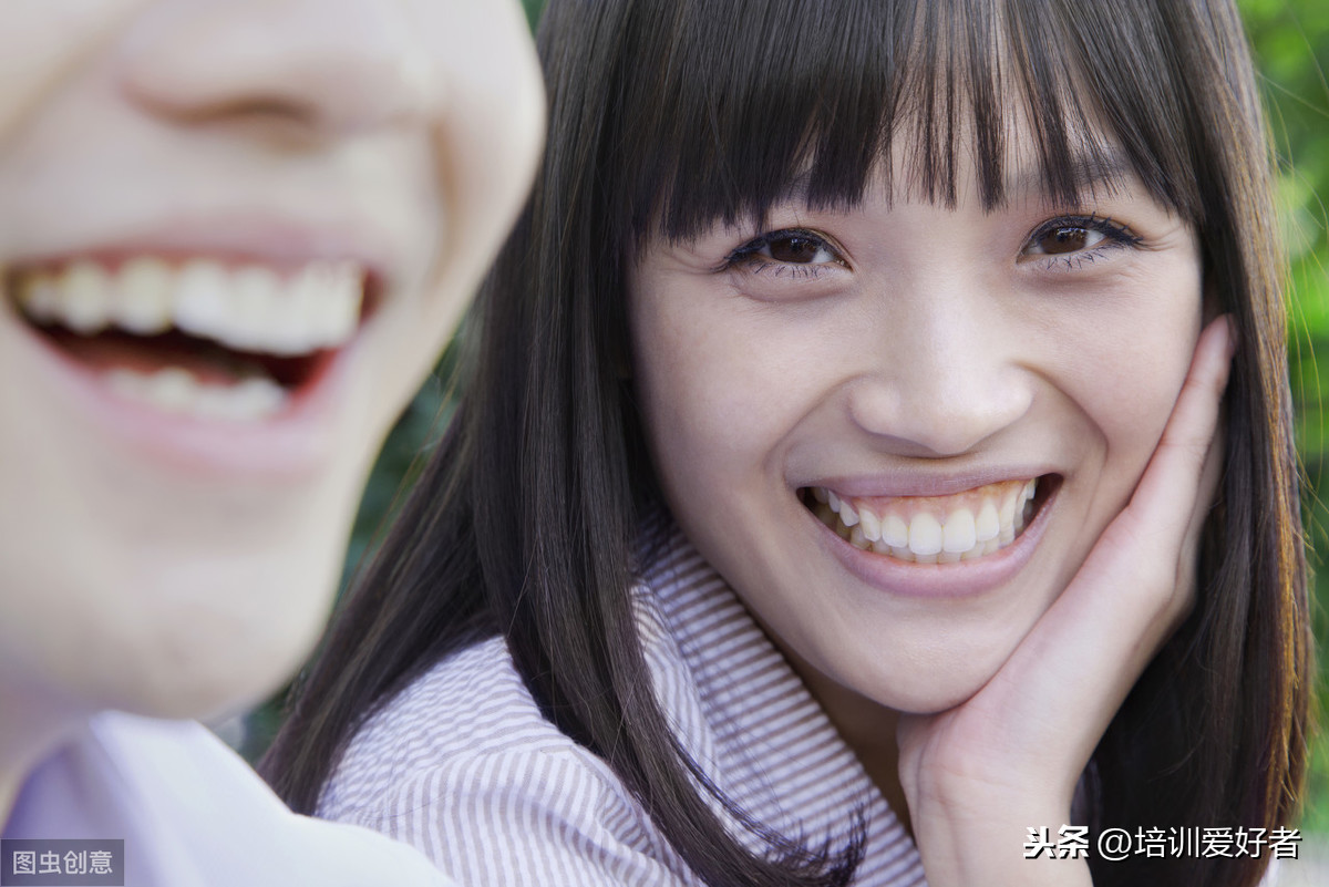 女人似笑非笑的表情图片