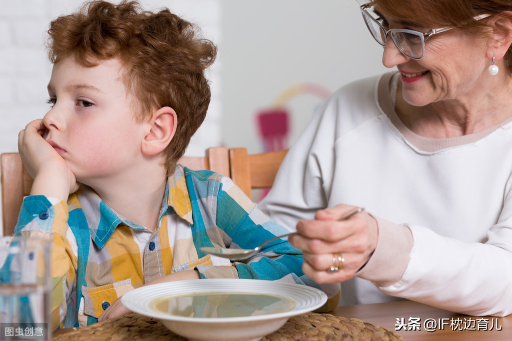 宝宝吃手“津津有味”，该怎么办？家长应如何对待孩子的口欲期