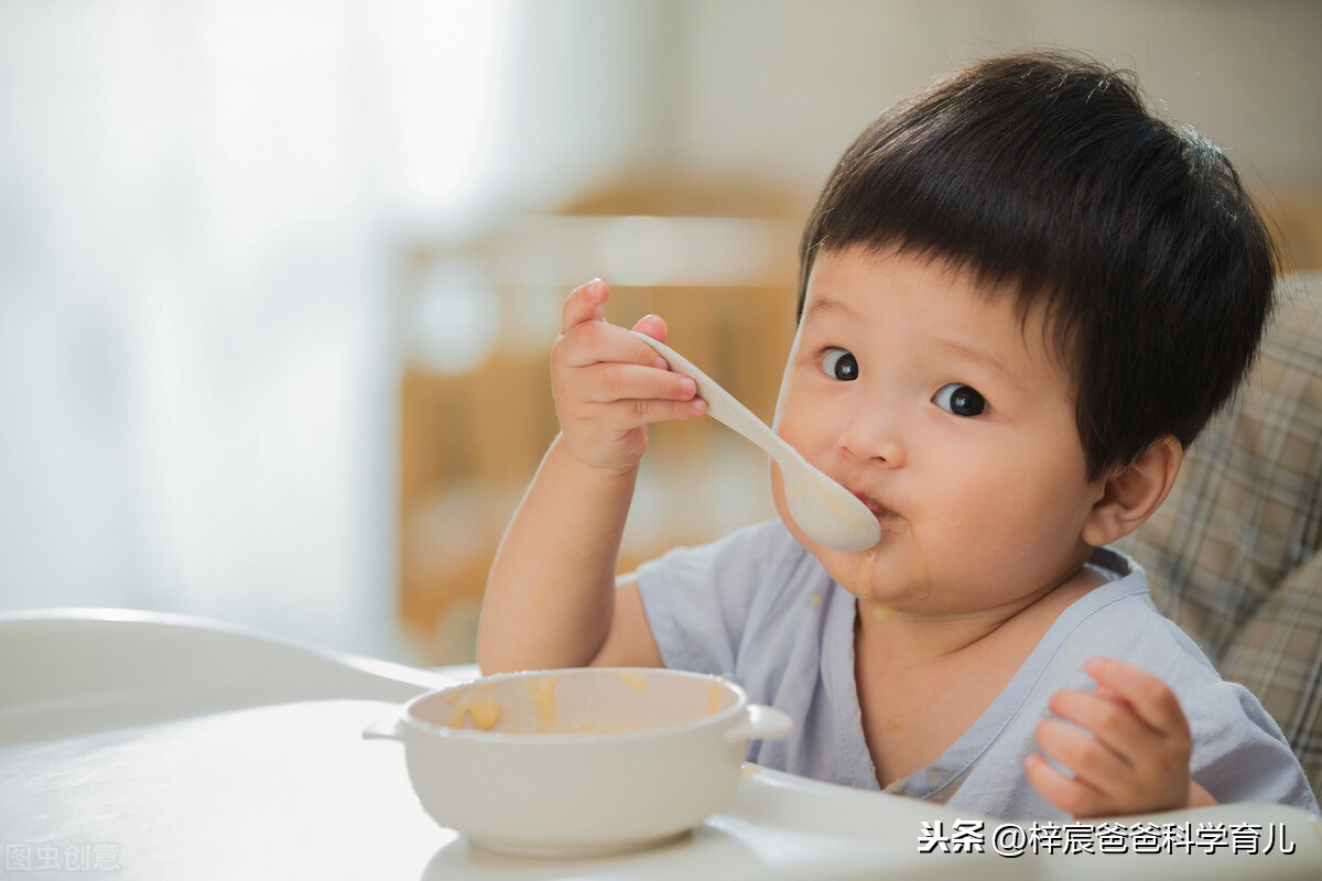 宝宝何时才能添加辅食？宝宝添加辅食前给予父母的5个信号要了解