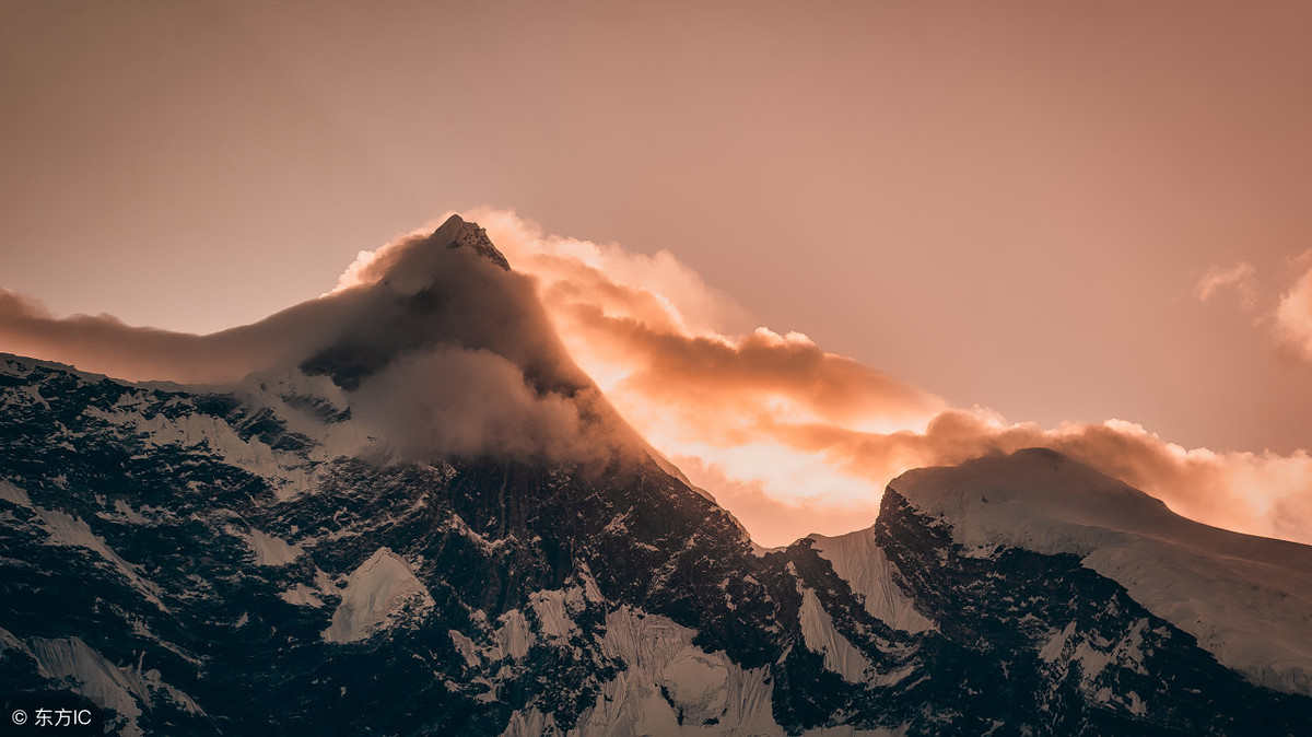 庄严、巍峨、肃穆，圣洁美丽的雪山，描写雪山的句子