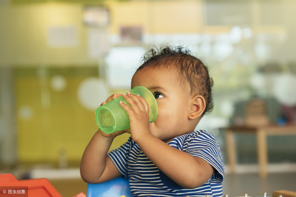 新生儿不可以饮水？母乳喂养和奶粉宝宝都一样吗？专家这么说