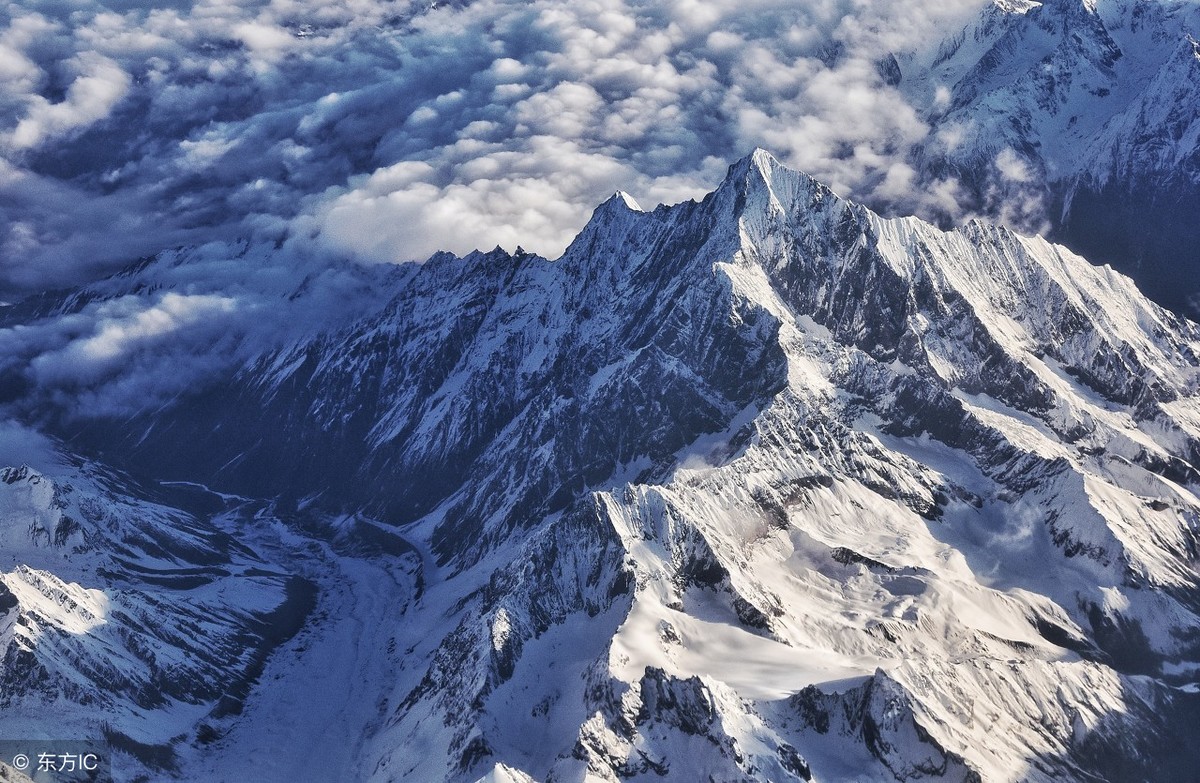 庄严、巍峨、肃穆，圣洁美丽的雪山，描写雪山的句子