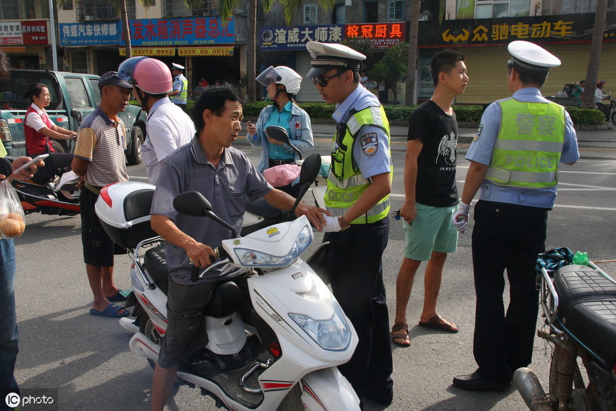 深圳新交规：电动车闯红灯逆行罚300，汽车60公里以下超速不处罚