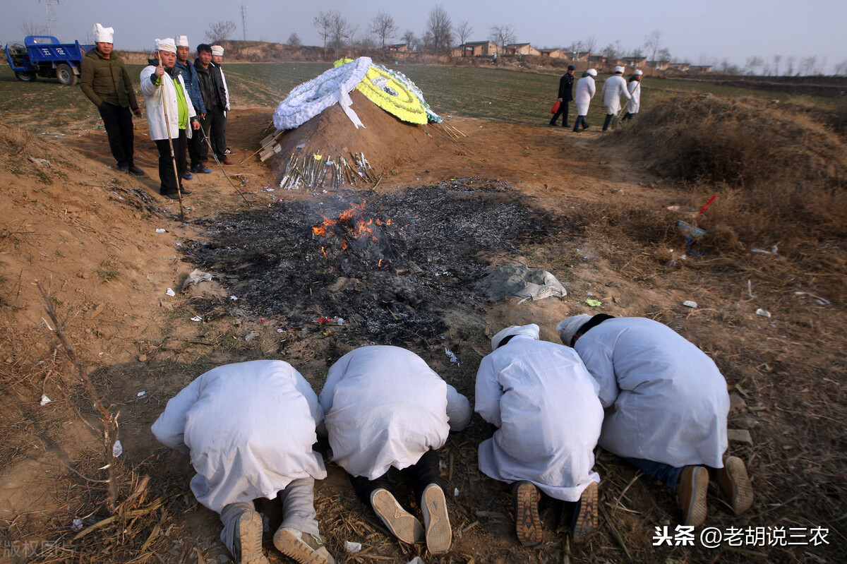 俗语：“坟墓不淋‘割脚水’，庭院不对‘老虎嘴’”，是啥意思？