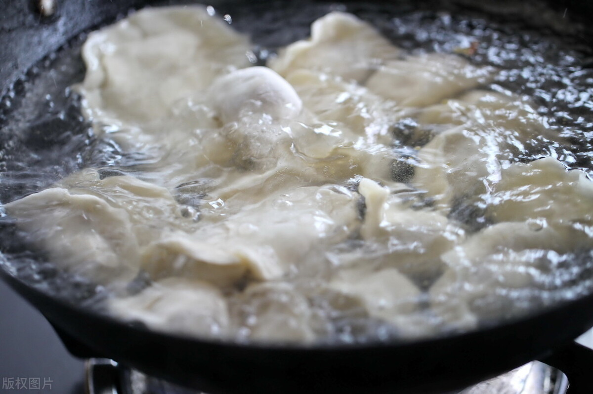 煮饺子，怎么煮才不破皮？牢记“这3点”，冻饺子也能个个完整