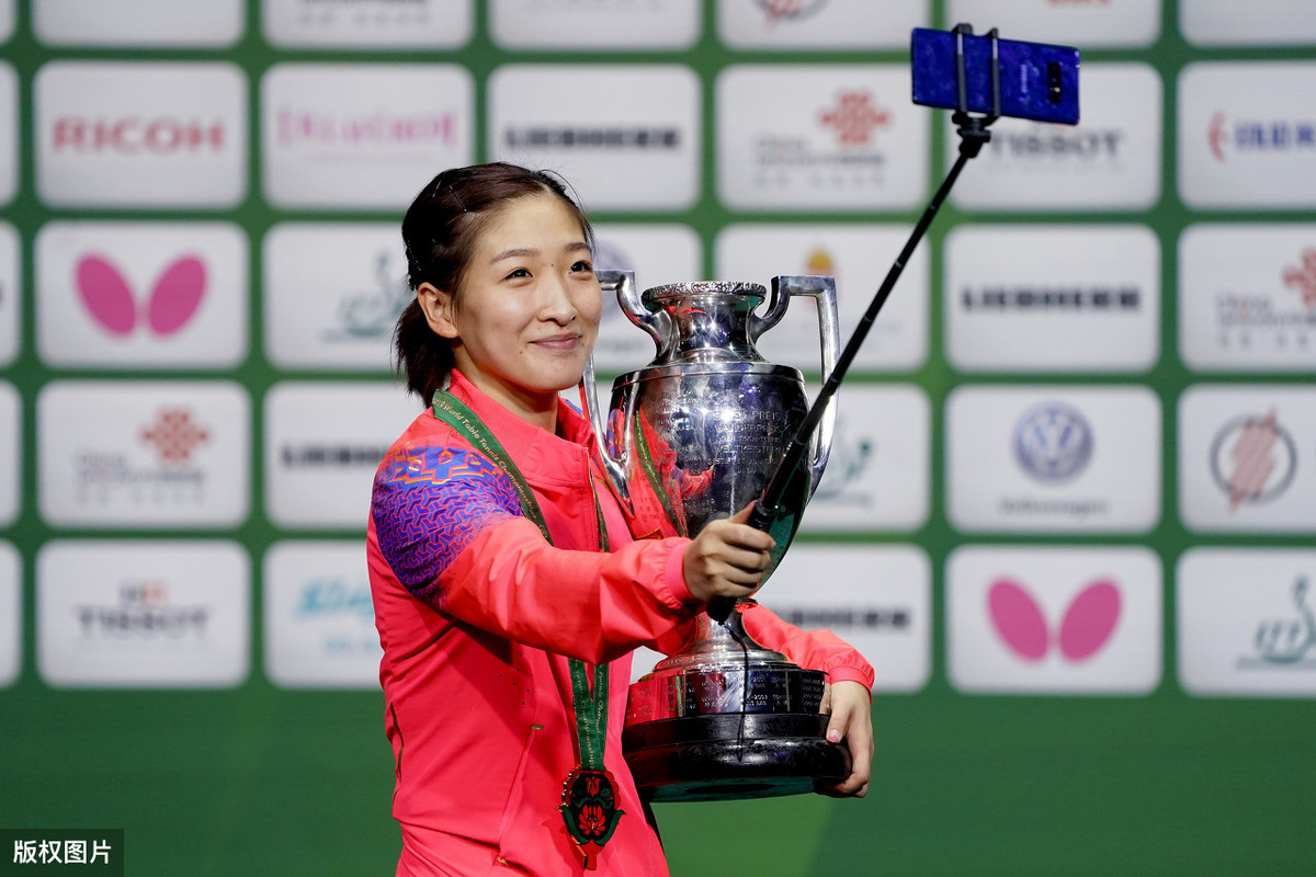去年今日，刘诗雯4-2陈梦首夺世乒赛冠军，小枣激动落泪