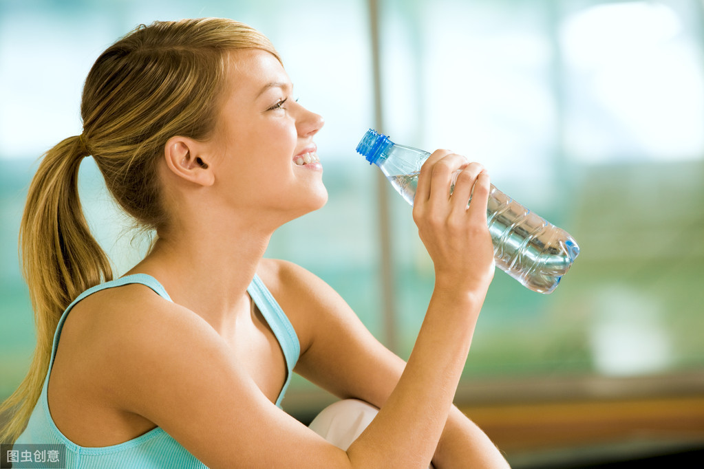 喝水能減肥嗎？正確的喝水方法，堅持2個月，比別人多瘦5斤