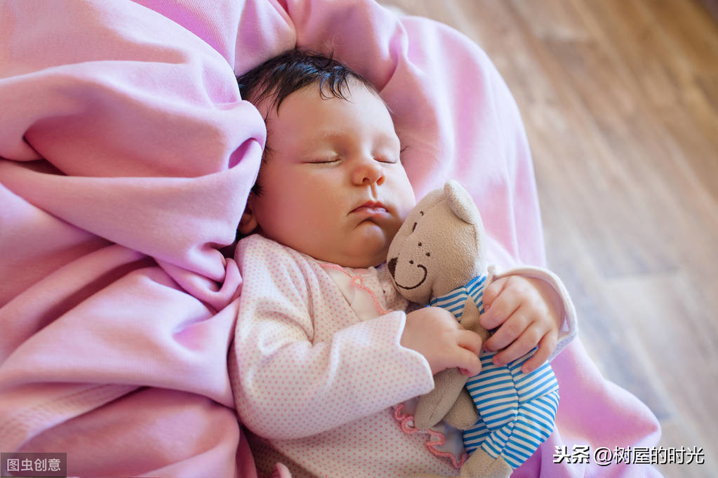 满月婴儿睡眠时间（一个月的宝宝家长如何正确哄睡）