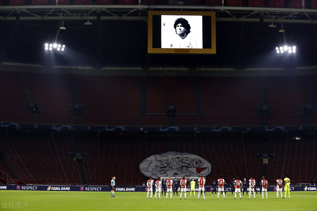 欧冠小组赛赛前进行默哀仪式，悼念已逝世的球王马拉多纳