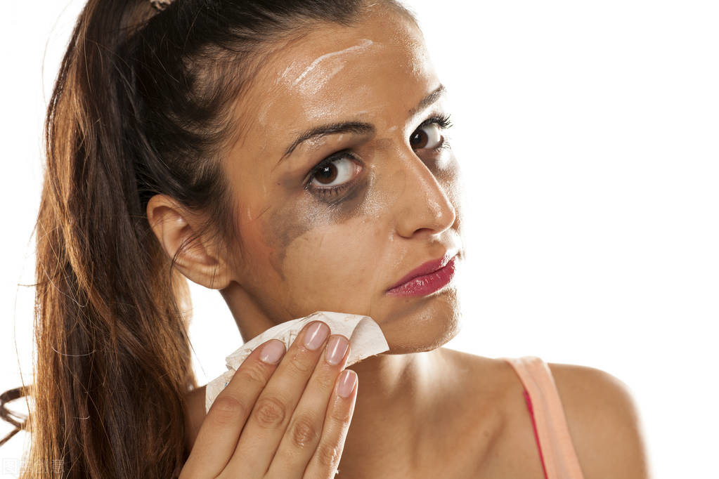 卸妆油的正确使用方法：使用不当，卸妆油很可能导致闷痘