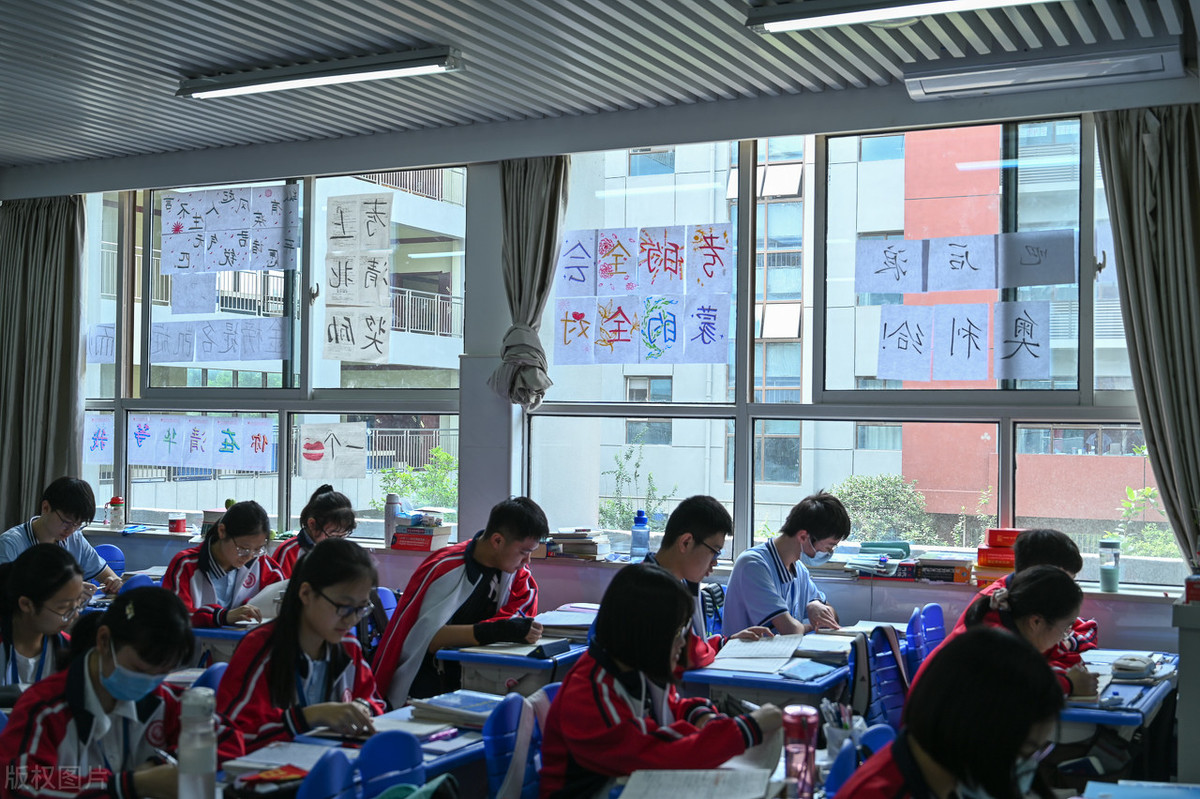 最温暖的鼓励在身边！学生贴标语为高三学长学姐加油助威