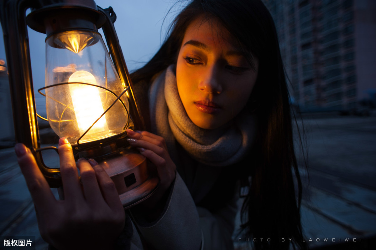 忍不住哭了的伤感句子：是谁把光阴剪成了烟花，一瞬间，看尽繁华