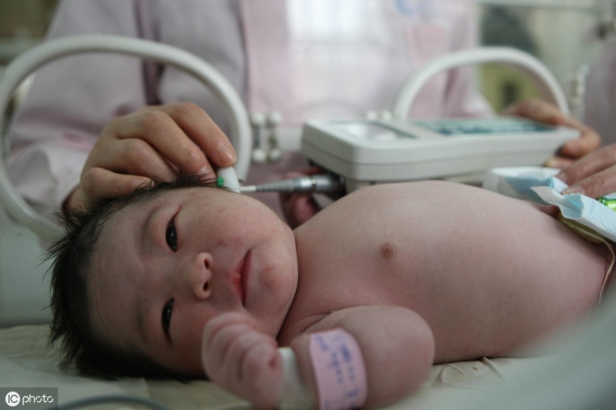 早产宝宝，视网膜容易病变！出生4周后，需查眼底