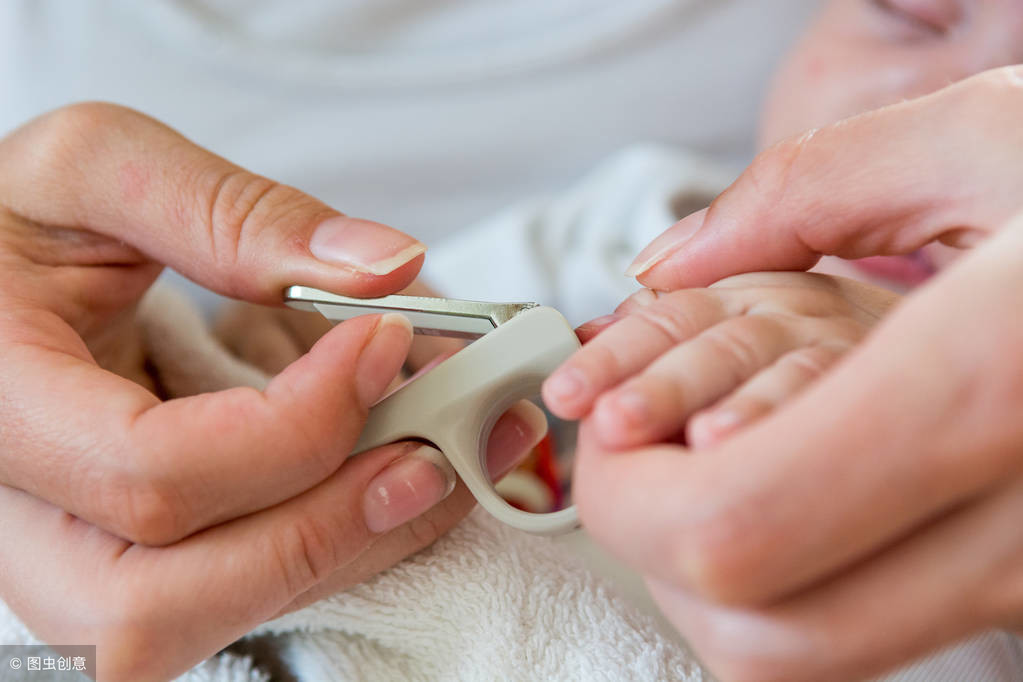 新生儿多久能剪指甲?如果不掌握这些正确修剪方法,宝宝会受伤害