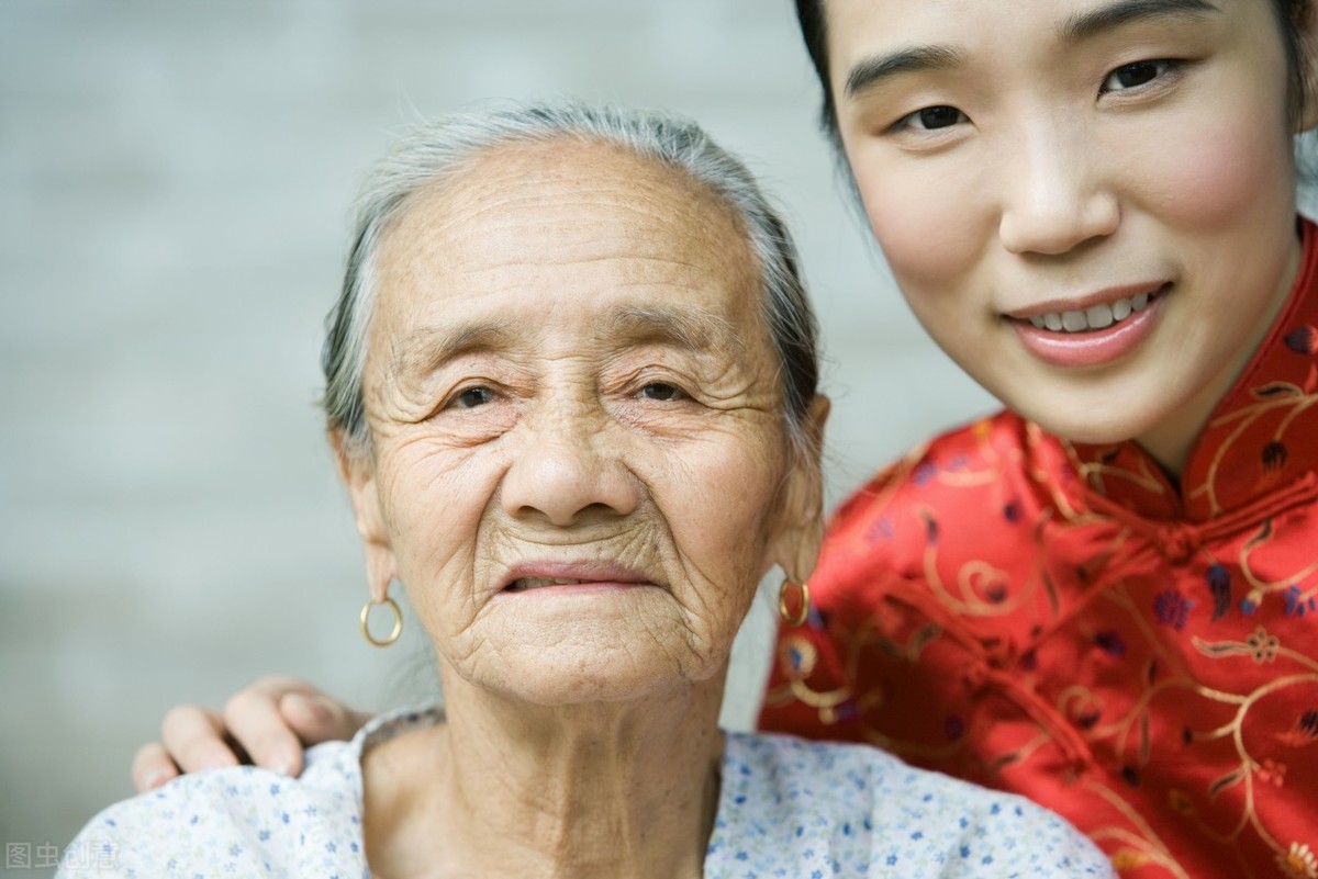 96岁长寿奶奶，被5个儿女抢着养老，是因为乐观的她具备这3种品质