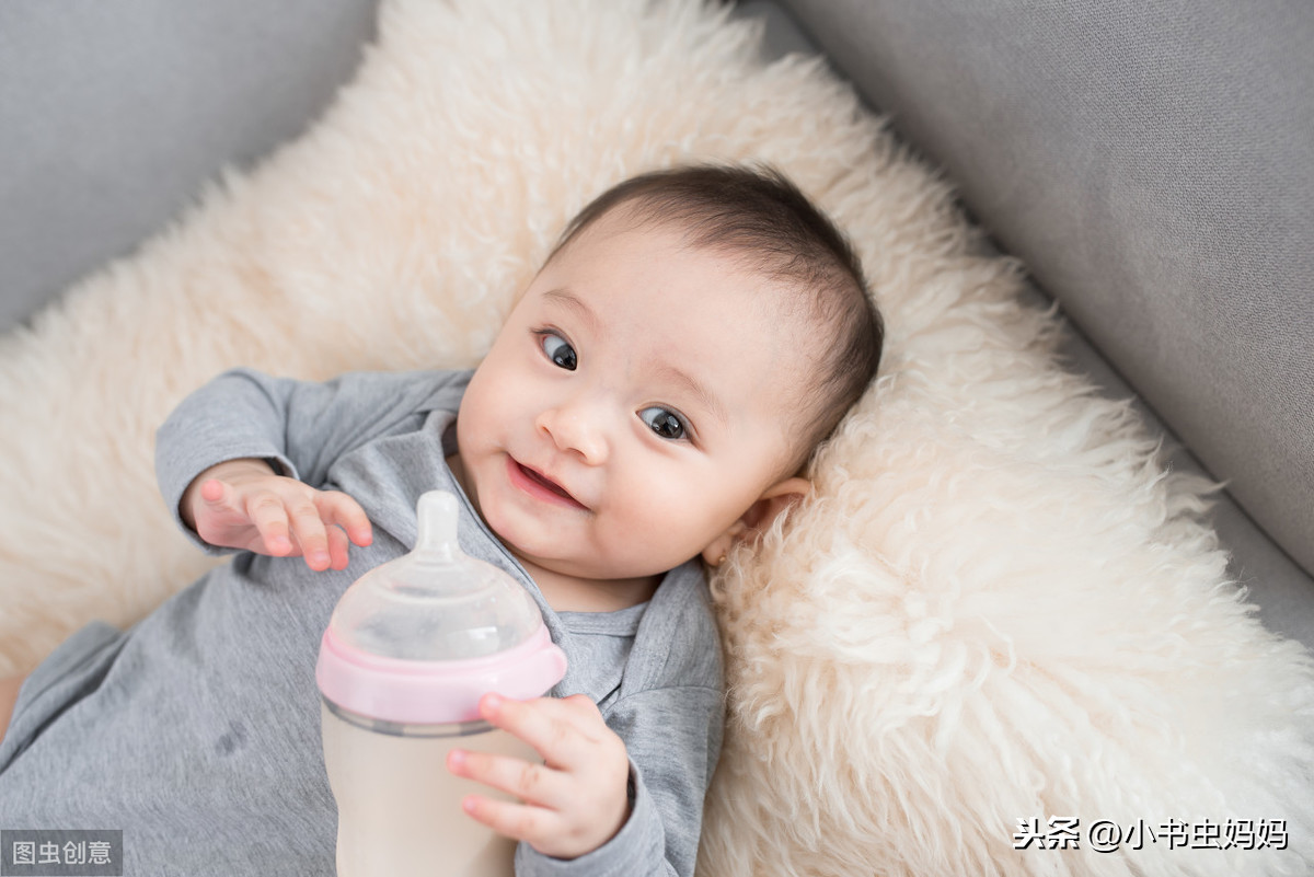 你会正确给宝宝换奶粉吗？妈妈学会这样换配方奶粉，娃更容易接受