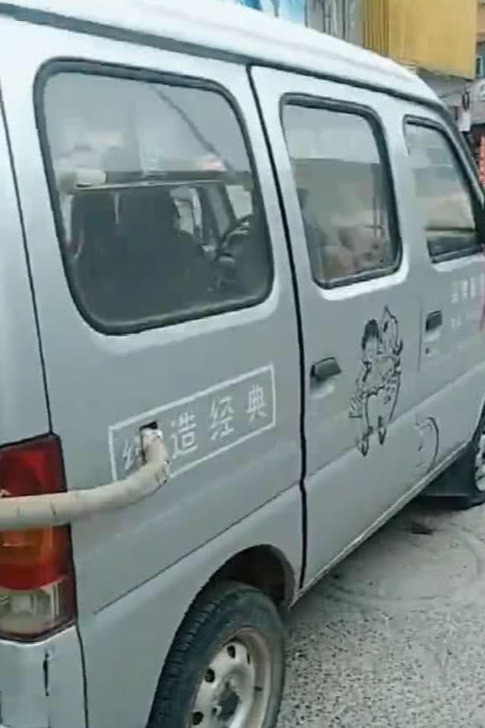 偶遇一辆长安之星，车尾挂着一台空调外机，网友：这车配置很高