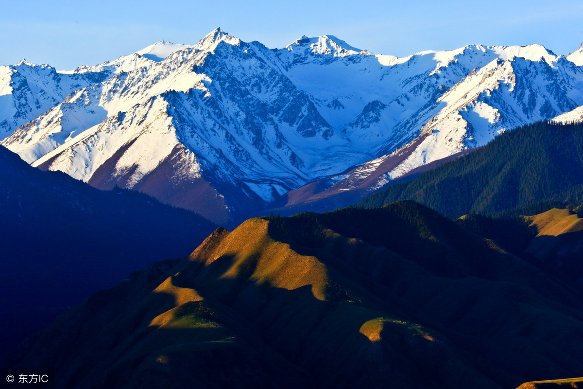 庄严、巍峨、肃穆，圣洁美丽的雪山，描写雪山的句子