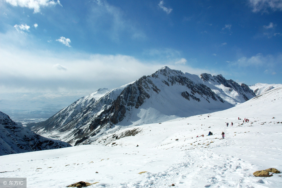 庄严、巍峨、肃穆，圣洁美丽的雪山，描写雪山的句子