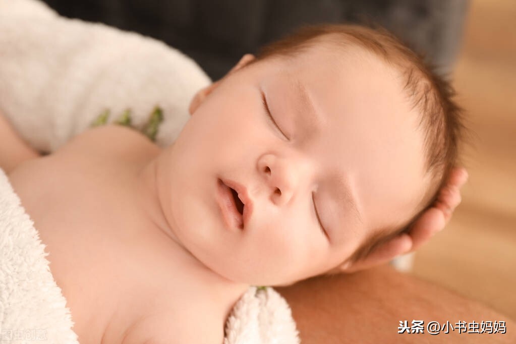 刚满月的宝宝该如何照顾？坚持按需哺乳、关注睡眠、大小便、体重