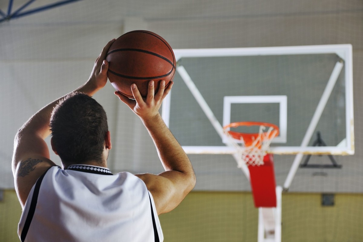 为什么nba球框高(投篮弧线为什么要高一些？)