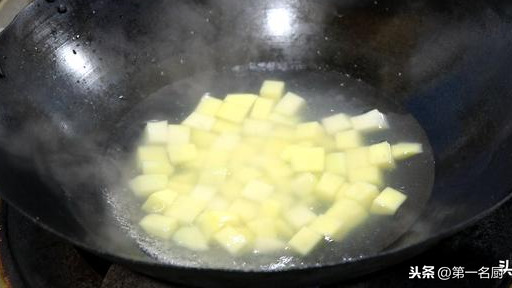 大厨教你酱焖土豆的家常做法，香浓入味、超级下饭，拿肉都不换