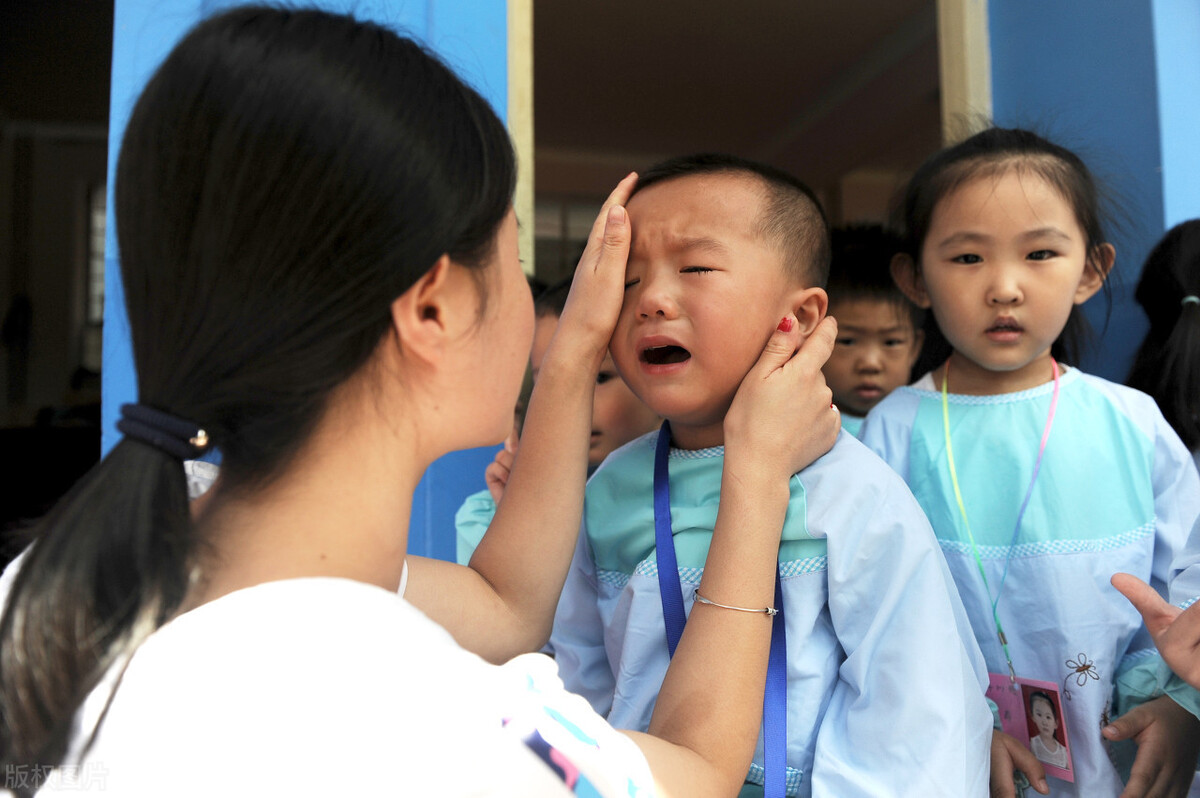 宝宝哭的撕心裂肺 孩子分离焦虑怎么破？这几招你得看一下