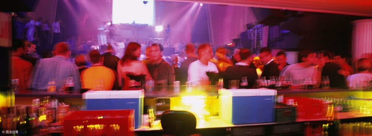 真实北京夜店：打架的扔出去，DJ提神靠酒，IT精英最有钱，明星一单过100万