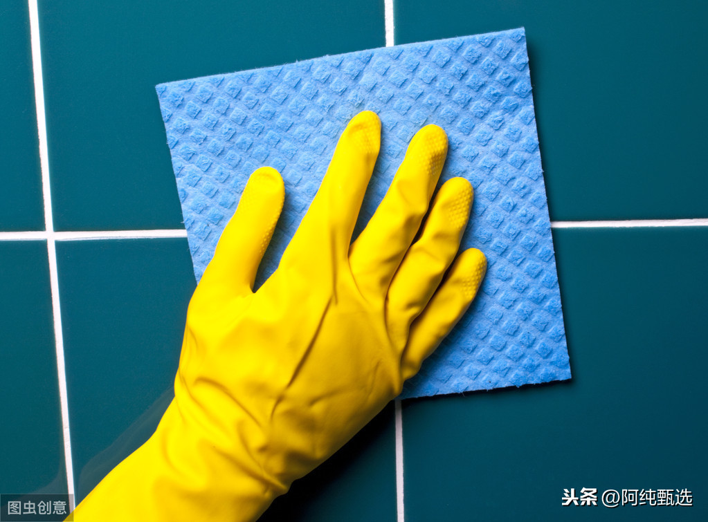 瓷砖上有擦不掉的水渍该怎么处理？这样就能清理干净！省时又省力