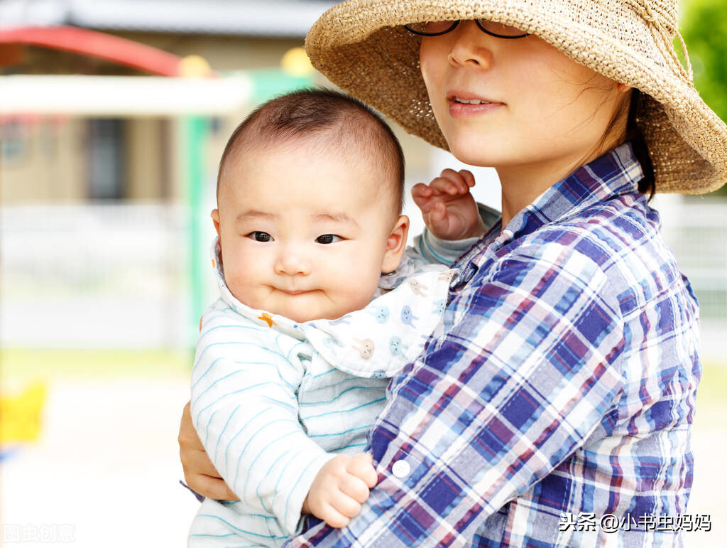 刚满月的宝宝该如何照顾？坚持按需哺乳、关注睡眠、大小便、体重