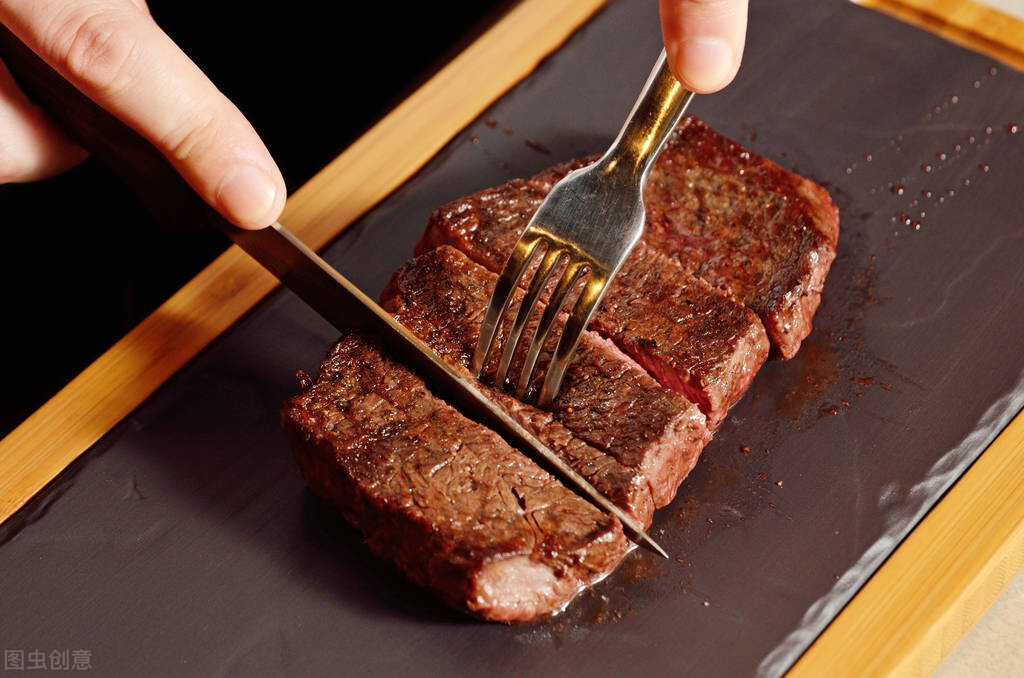 吃西餐，少不了吃牛排，你知道吃牛排刀叉的正确拿法吗