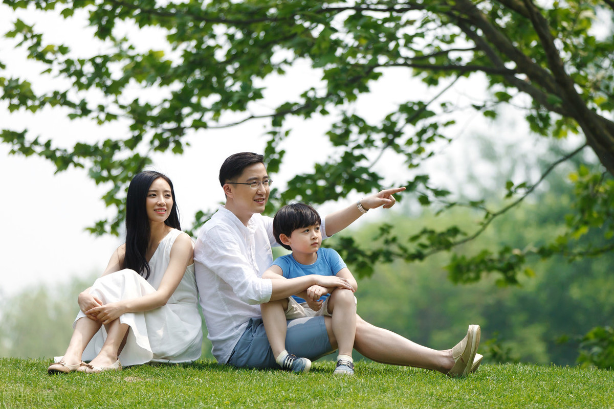 幸福的日子，是两人遇见彼此，一同抬头仰望，那处即是天堂