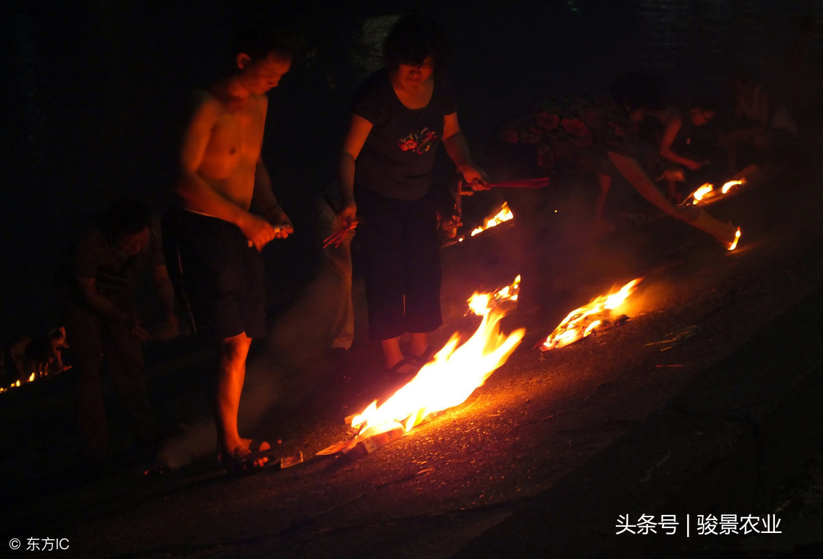 人死后为什么要烧衣服(为啥农村人们会在人死后把逝者的衣服烧掉？这里面有什么原因？)